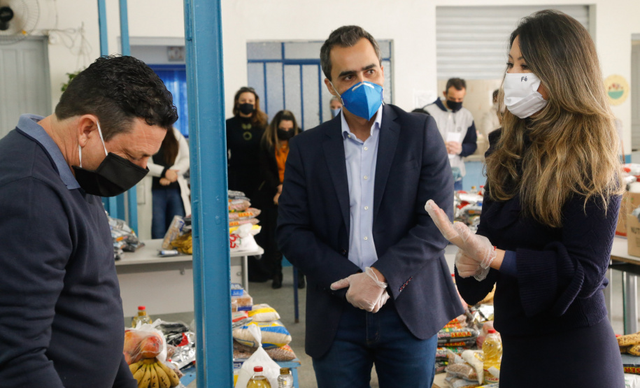 O Governo do Paraná entregou nesta sexta-feira (08) kits da merenda escolar para 231 mil alunos da Rede Estadual de Ensino cadastrados também no programa federal Bolsa Família