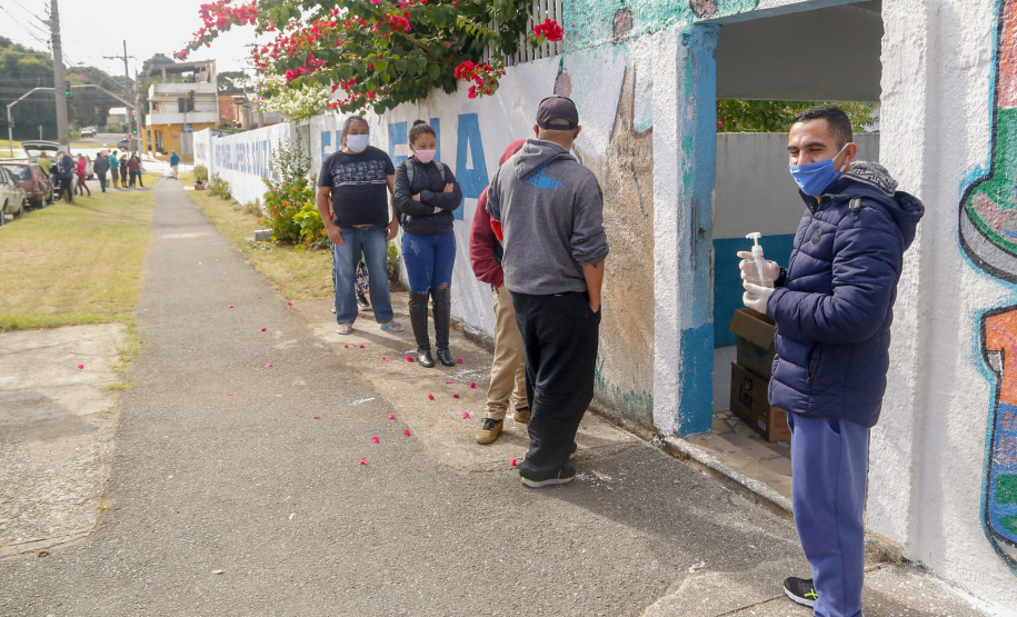 O Governo do Paraná entregou nesta sexta-feira (08) kits da merenda escolar para 231 mil alunos da Rede Estadual de Ensino cadastrados também no programa federal Bolsa Família