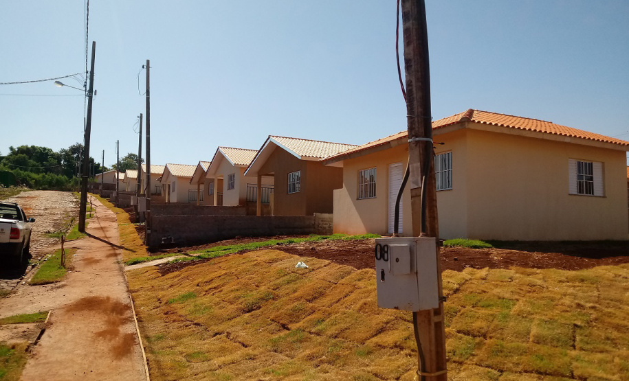 Cinquenta famílias de Nova Aurora, na região Oeste do Paraná, receberam nesta sexta-feira (8) as chaves de casas populares construídas em um trabalho integrado do Governo do Estado com o governo federal e a prefeitura. Foto: Cohapar