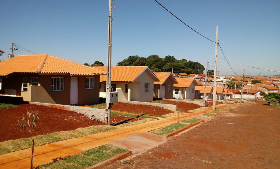 Cinquenta famílias de Nova Aurora, na região Oeste do Paraná, receberam nesta sexta-feira (8) as chaves de casas populares construídas em um trabalho integrado do Governo do Estado com o governo federal e a prefeitura. Foto: Cohapar