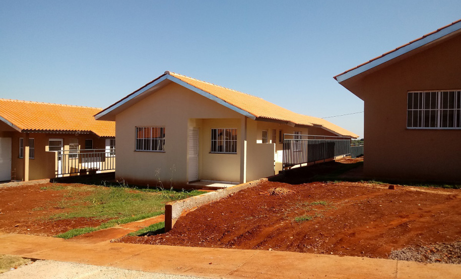 Cinquenta famílias de Nova Aurora, na região Oeste do Paraná, receberam nesta sexta-feira (8) as chaves de casas populares construídas em um trabalho integrado do Governo do Estado com o governo federal e a prefeitura. Foto: Cohapar