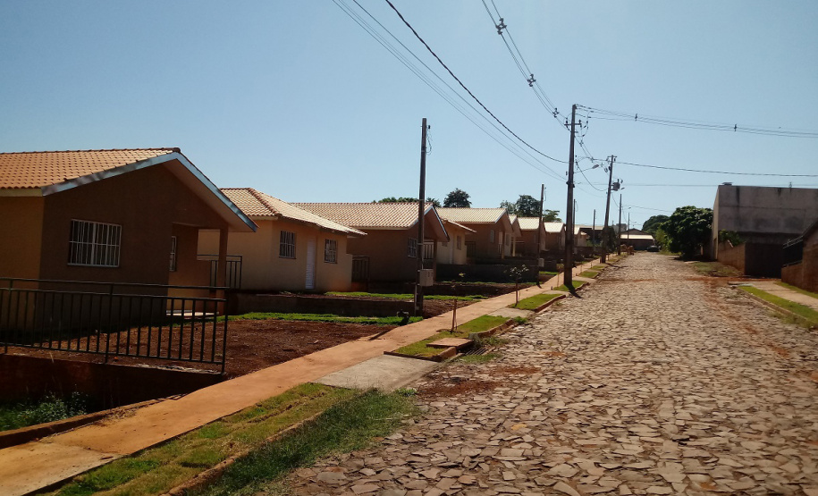 Cinquenta famílias de Nova Aurora, na região Oeste do Paraná, receberam nesta sexta-feira (8) as chaves de casas populares construídas em um trabalho integrado do Governo do Estado com o governo federal e a prefeitura. Foto: Cohapar