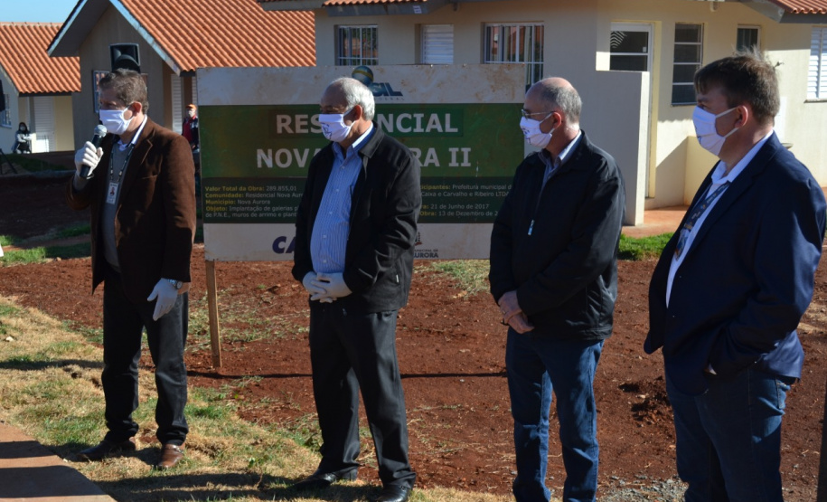 Cinquenta famílias de Nova Aurora, na região Oeste do Paraná, receberam nesta sexta-feira (8) as chaves de casas populares construídas em um trabalho integrado do Governo do Estado com o governo federal e a prefeitura. Foto: Cohapar