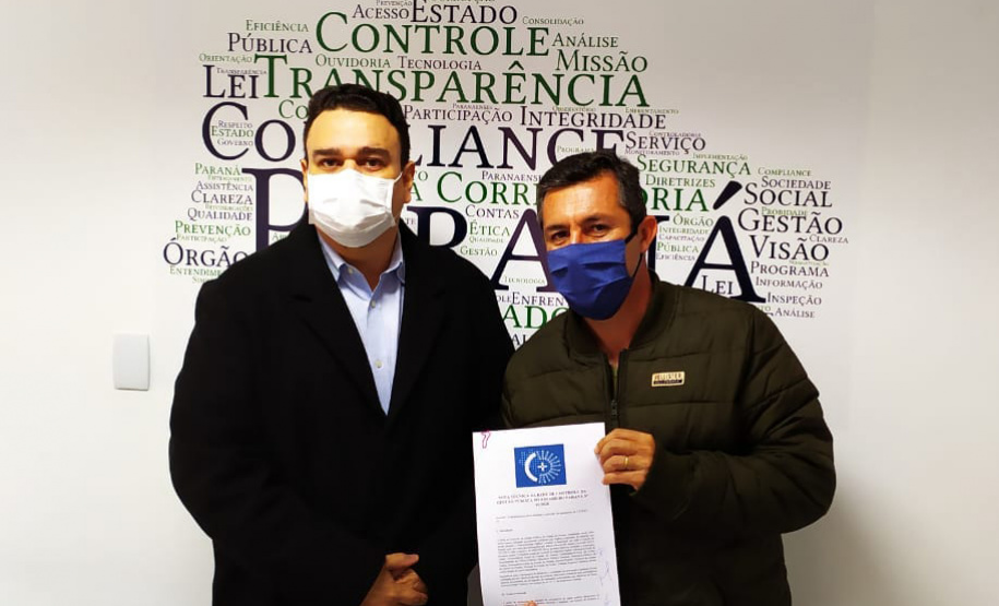 Paraná amplia a transparência e alerta municípios sobre dados. Na foto, o controlador-geral do Estado, Raul Siqueira e o secretário do Tribunal de Contas da União, no Paraná, Luiz Gustavo Andrioli. Foto:CGE