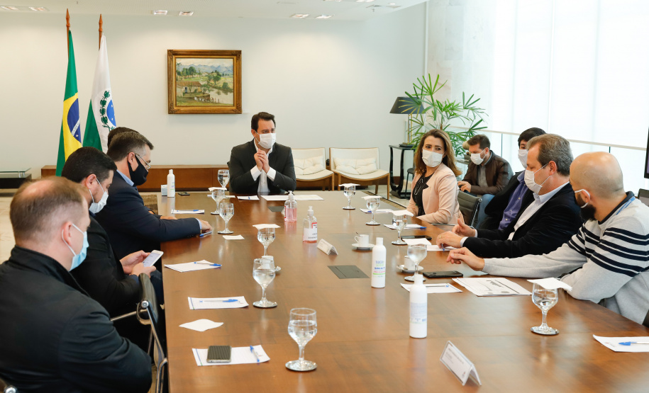 O governador Carlos Massa Ratinho Junior apresentou nesta segunda-feira (11) a ferramenta de atendimento psicológico gratuita disponibilizada pelo Governo do Estado e disse que ela é inovadora e essencial para ajudar as pessoas a enfrentarem medos e dificuldades durante a pandemia do novo coronavírus.