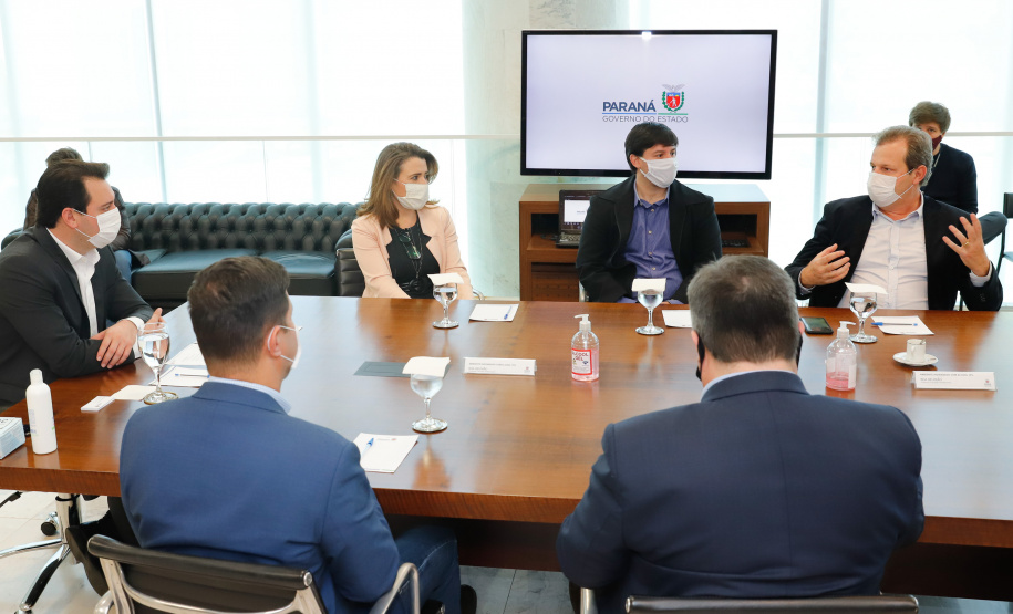 O governador Carlos Massa Ratinho Junior apresentou nesta segunda-feira (11) a ferramenta de atendimento psicológico gratuita disponibilizada pelo Governo do Estado e disse que ela é inovadora e essencial para ajudar as pessoas a enfrentarem medos e dificuldades durante a pandemia do novo coronavírus.