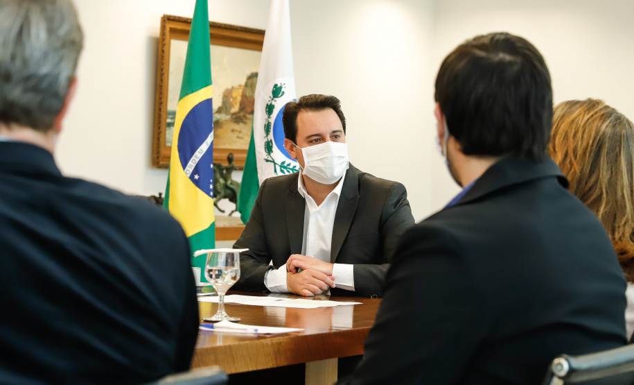 O governador Carlos Massa Ratinho Junior apresentou nesta segunda-feira (11) a ferramenta de atendimento psicológico gratuita disponibilizada pelo Governo do Estado e disse que ela é inovadora e essencial para ajudar as pessoas a enfrentarem medos e dificuldades durante a pandemia do novo coronavírus.