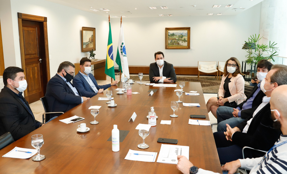 O governador Carlos Massa Ratinho Junior apresentou nesta segunda-feira (11) a ferramenta de atendimento psicológico gratuita disponibilizada pelo Governo do Estado e disse que ela é inovadora e essencial para ajudar as pessoas a enfrentarem medos e dificuldades durante a pandemia do novo coronavírus.