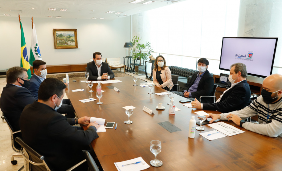 O governador Carlos Massa Ratinho Junior apresentou nesta segunda-feira (11) a ferramenta de atendimento psicológico gratuita disponibilizada pelo Governo do Estado e disse que ela é inovadora e essencial para ajudar as pessoas a enfrentarem medos e dificuldades durante a pandemia do novo coronavírus.