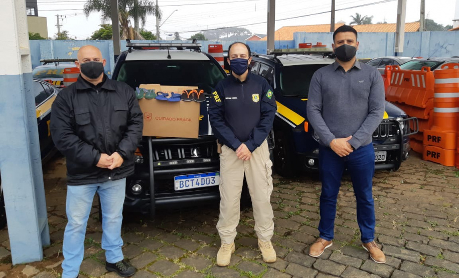 A cada dia, 100 pares de chinelos são produzidas por quatro presos implantados no projeto "Calçando a Vida", desenvolvido na Cadeia Pública de Castro. A unidade, que está sob jurisdição da 2ª Regional do Depen, que tem sede em Ponta Grossa, já produziu 960 itens (ou 480 pares) desde o início do funcionamento, na última quarta-feira (27). Foto: Depen