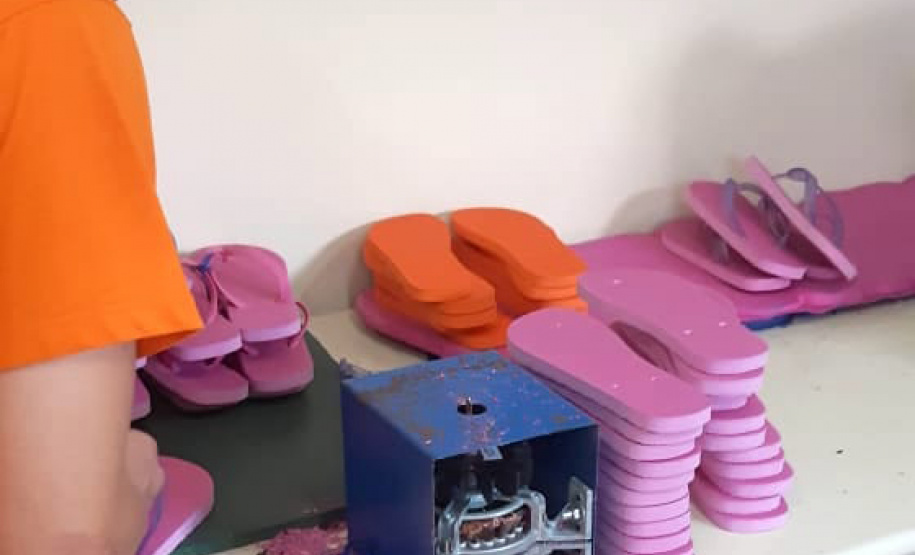 A cada dia, 100 pares de chinelos são produzidas por quatro presos implantados no projeto "Calçando a Vida", desenvolvido na Cadeia Pública de Castro. A unidade, que está sob jurisdição da 2ª Regional do Depen, que tem sede em Ponta Grossa, já produziu 960 itens (ou 480 pares) desde o início do funcionamento, na última quarta-feira (27). Foto: Depen
