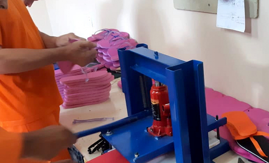 A cada dia, 100 pares de chinelos são produzidas por quatro presos implantados no projeto "Calçando a Vida", desenvolvido na Cadeia Pública de Castro. A unidade, que está sob jurisdição da 2ª Regional do Depen, que tem sede em Ponta Grossa, já produziu 960 itens (ou 480 pares) desde o início do funcionamento, na última quarta-feira (27). Foto: Depen