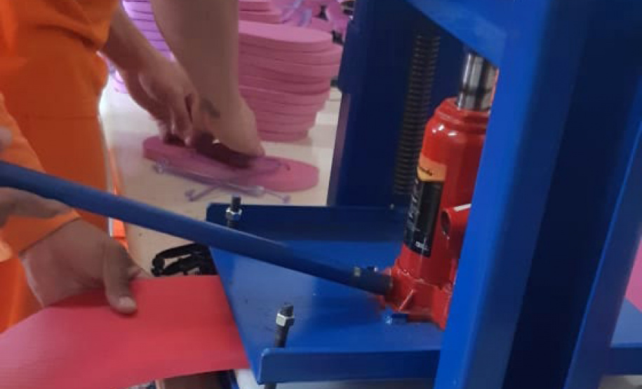 A cada dia, 100 pares de chinelos são produzidas por quatro presos implantados no projeto "Calçando a Vida", desenvolvido na Cadeia Pública de Castro. A unidade, que está sob jurisdição da 2ª Regional do Depen, que tem sede em Ponta Grossa, já produziu 960 itens (ou 480 pares) desde o início do funcionamento, na última quarta-feira (27). Foto: Depen