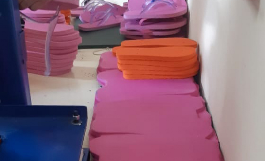 A cada dia, 100 pares de chinelos são produzidas por quatro presos implantados no projeto "Calçando a Vida", desenvolvido na Cadeia Pública de Castro. A unidade, que está sob jurisdição da 2ª Regional do Depen, que tem sede em Ponta Grossa, já produziu 960 itens (ou 480 pares) desde o início do funcionamento, na última quarta-feira (27). Foto: Depen