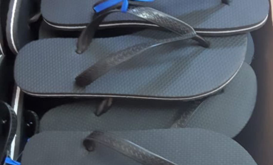 A cada dia, 100 pares de chinelos são produzidas por quatro presos implantados no projeto "Calçando a Vida", desenvolvido na Cadeia Pública de Castro. A unidade, que está sob jurisdição da 2ª Regional do Depen, que tem sede em Ponta Grossa, já produziu 960 itens (ou 480 pares) desde o início do funcionamento, na última quarta-feira (27). Foto: Depen