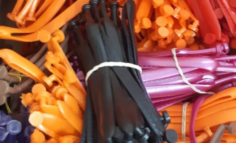 A cada dia, 100 pares de chinelos são produzidas por quatro presos implantados no projeto "Calçando a Vida", desenvolvido na Cadeia Pública de Castro. A unidade, que está sob jurisdição da 2ª Regional do Depen, que tem sede em Ponta Grossa, já produziu 960 itens (ou 480 pares) desde o início do funcionamento, na última quarta-feira (27). Foto: Depen