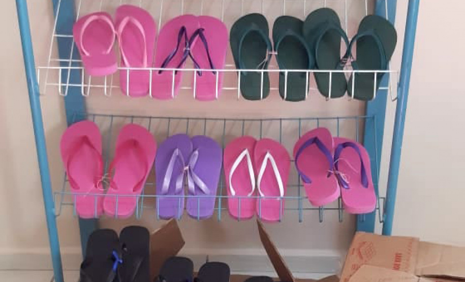 A cada dia, 100 pares de chinelos são produzidas por quatro presos implantados no projeto "Calçando a Vida", desenvolvido na Cadeia Pública de Castro. A unidade, que está sob jurisdição da 2ª Regional do Depen, que tem sede em Ponta Grossa, já produziu 960 itens (ou 480 pares) desde o início do funcionamento, na última quarta-feira (27). Foto: Depen