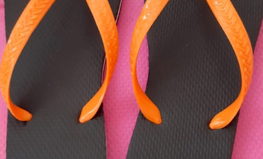 A cada dia, 100 pares de chinelos são produzidas por quatro presos implantados no projeto "Calçando a Vida", desenvolvido na Cadeia Pública de Castro. A unidade, que está sob jurisdição da 2ª Regional do Depen, que tem sede em Ponta Grossa, já produziu 960 itens (ou 480 pares) desde o início do funcionamento, na última quarta-feira (27). Foto: Depen