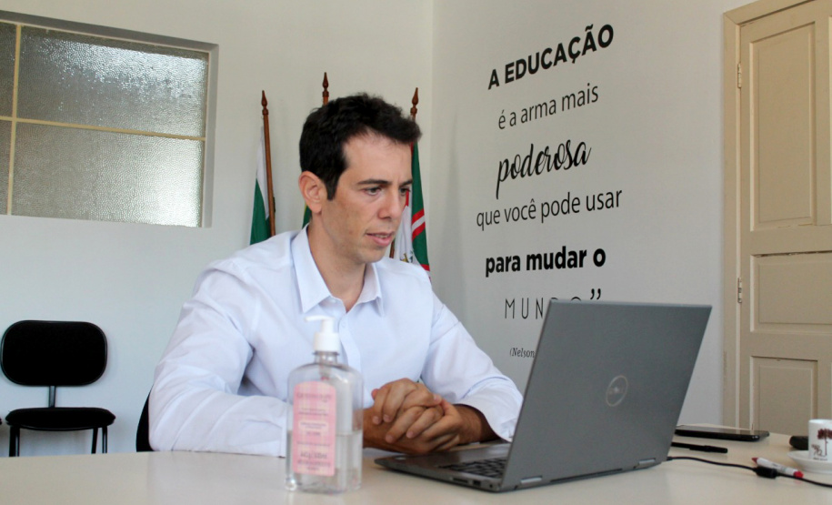 Desde o início da quarentena, reuniões virtuais são realizadas diariamente pelo secretário da Educação e do Esporte, Renato Feder. São encontros com grupos de professores e de diretores de escolas de todo o Paraná que mantêm a secretaria sempre atualizada sobre o que está funcionando em cada região e os pontos que precisam ser ajustados. Apenas nas últimas três semanas houve cerca de 40 videoconferências.
Foto:SEED