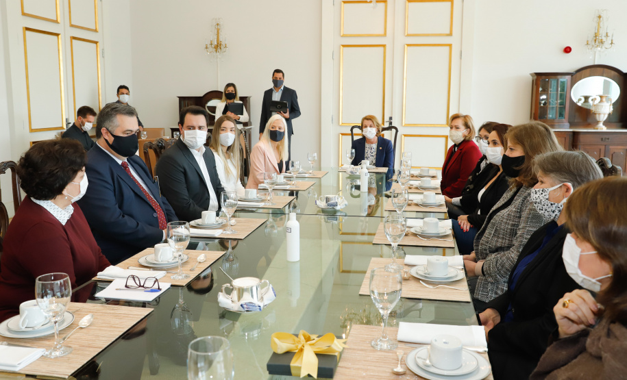 Na data em que se comemora o Dia Internacional da Enfermagem, o governador Carlos Massa Ratinho Junior reiterou o papel fundamental desses profissionais que atuam na linha de frente da saúde e que agora se destacam no enfrentamento da Covid-19. Ele se reuniu nesta terça-feira (12), no Palácio Iguaçu, com representantes da classe, para homenagear os enfermeiros, técnicos e auxiliares de enfermagem que trabalham nos serviços de saúde Paraná.