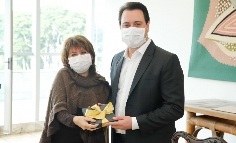 Na data em que se comemora o Dia Internacional da Enfermagem, o governador Carlos Massa Ratinho Junior reiterou o papel fundamental desses profissionais que atuam na linha de frente da saúde e que agora se destacam no enfrentamento da Covid-19. Ele se reuniu nesta terça-feira (12), no Palácio Iguaçu, com representantes da classe, para homenagear os enfermeiros, técnicos e auxiliares de enfermagem que trabalham nos serviços de saúde Paraná.