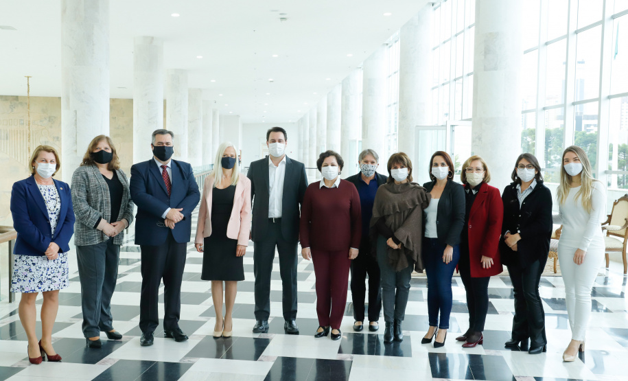 Na data em que se comemora o Dia Internacional da Enfermagem, o governador Carlos Massa Ratinho Junior reiterou o papel fundamental desses profissionais que atuam na linha de frente da saúde e que agora se destacam no enfrentamento da Covid-19. Ele se reuniu nesta terça-feira (12), no Palácio Iguaçu, com representantes da classe, para homenagear os enfermeiros, técnicos e auxiliares de enfermagem que trabalham nos serviços de saúde Paraná.