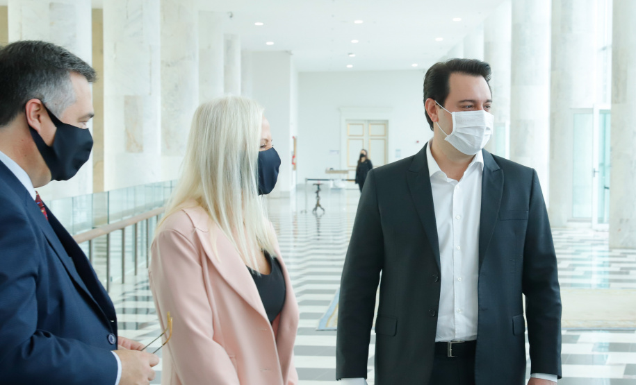 Na data em que se comemora o Dia Internacional da Enfermagem, o governador Carlos Massa Ratinho Junior reiterou o papel fundamental desses profissionais que atuam na linha de frente da saúde e que agora se destacam no enfrentamento da Covid-19. Ele se reuniu nesta terça-feira (12), no Palácio Iguaçu, com representantes da classe, para homenagear os enfermeiros, técnicos e auxiliares de enfermagem que trabalham nos serviços de saúde Paraná.