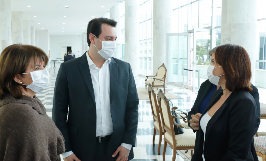 Na data em que se comemora o Dia Internacional da Enfermagem, o governador Carlos Massa Ratinho Junior reiterou o papel fundamental desses profissionais que atuam na linha de frente da saúde e que agora se destacam no enfrentamento da Covid-19. Ele se reuniu nesta terça-feira (12), no Palácio Iguaçu, com representantes da classe, para homenagear os enfermeiros, técnicos e auxiliares de enfermagem que trabalham nos serviços de saúde Paraná.