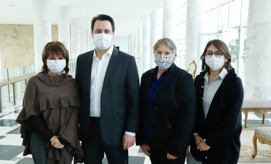 Na data em que se comemora o Dia Internacional da Enfermagem, o governador Carlos Massa Ratinho Junior reiterou o papel fundamental desses profissionais que atuam na linha de frente da saúde e que agora se destacam no enfrentamento da Covid-19. Ele se reuniu nesta terça-feira (12), no Palácio Iguaçu, com representantes da classe, para homenagear os enfermeiros, técnicos e auxiliares de enfermagem que trabalham nos serviços de saúde Paraná.