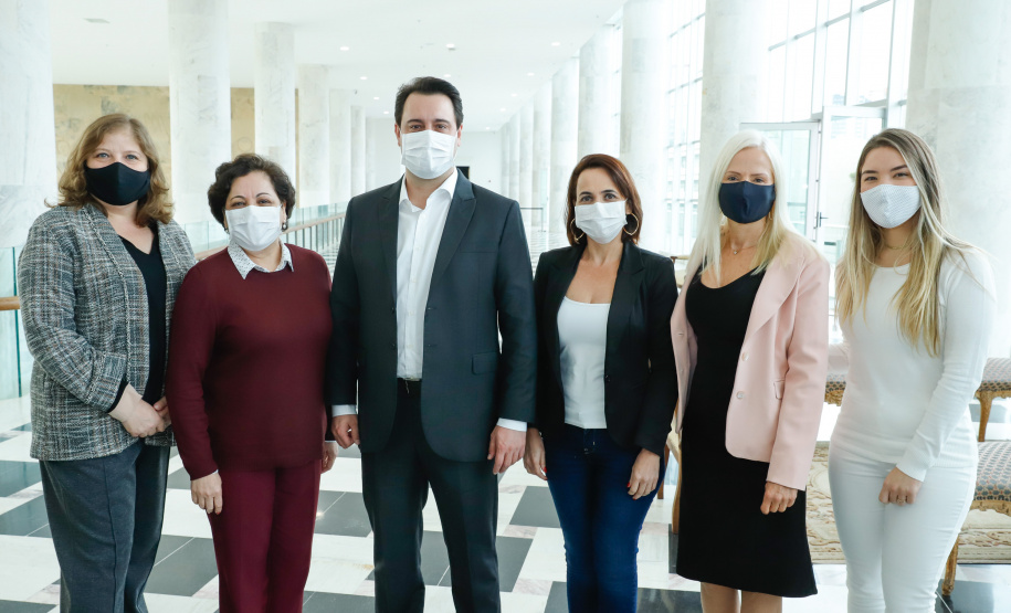 Na data em que se comemora o Dia Internacional da Enfermagem, o governador Carlos Massa Ratinho Junior reiterou o papel fundamental desses profissionais que atuam na linha de frente da saúde e que agora se destacam no enfrentamento da Covid-19. Ele se reuniu nesta terça-feira (12), no Palácio Iguaçu, com representantes da classe, para homenagear os enfermeiros, técnicos e auxiliares de enfermagem que trabalham nos serviços de saúde Paraná.