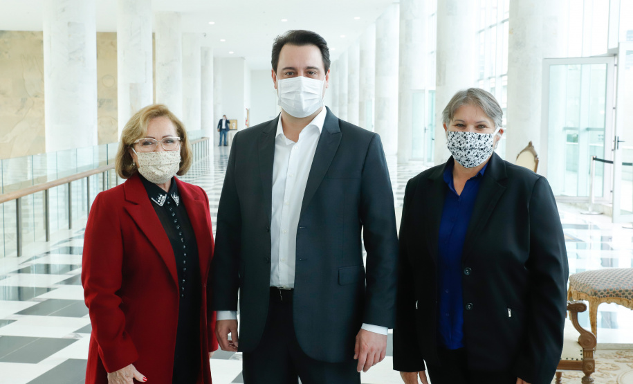 Na data em que se comemora o Dia Internacional da Enfermagem, o governador Carlos Massa Ratinho Junior reiterou o papel fundamental desses profissionais que atuam na linha de frente da saúde e que agora se destacam no enfrentamento da Covid-19. Ele se reuniu nesta terça-feira (12), no Palácio Iguaçu, com representantes da classe, para homenagear os enfermeiros, técnicos e auxiliares de enfermagem que trabalham nos serviços de saúde Paraná.