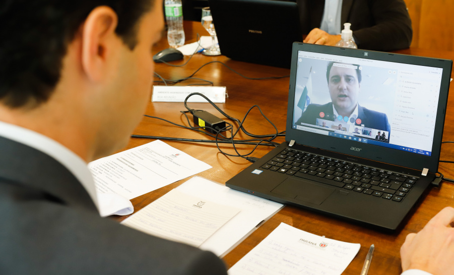 O governador Carlos Massa Ratinho Junior fez uma videoconferência nesta terça-feira (12) com o grupo YPO (Young Presidents Organization) e apresentou um panorama das principais ações do Estado na área da saúde e as perspectivas de retomada da economia depois do pico da Covid-19.