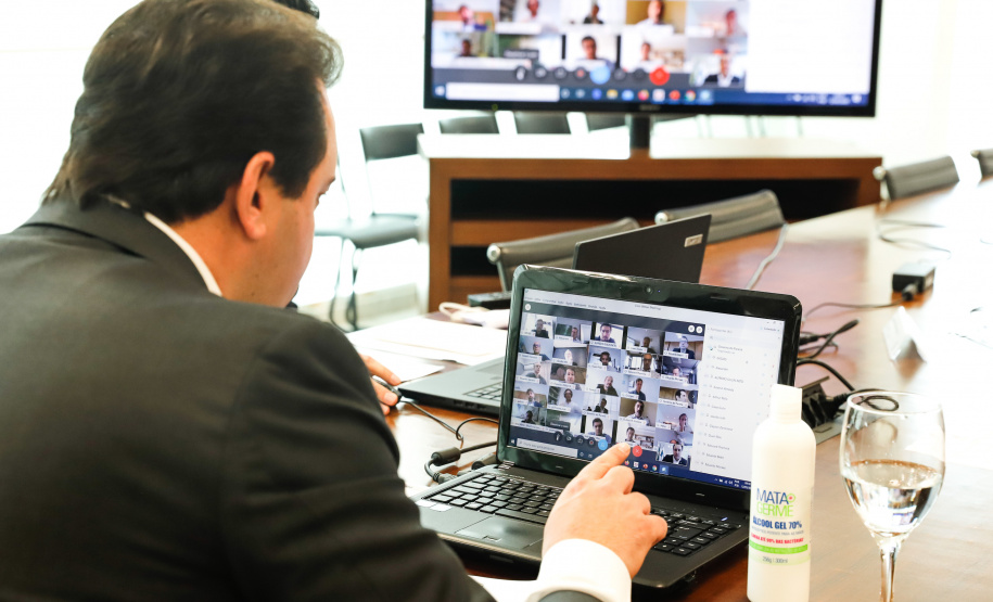 O governador Carlos Massa Ratinho Junior fez uma videoconferência nesta terça-feira (12) com o grupo YPO (Young Presidents Organization) e apresentou um panorama das principais ações do Estado na área da saúde e as perspectivas de retomada da economia depois do pico da Covid-19.