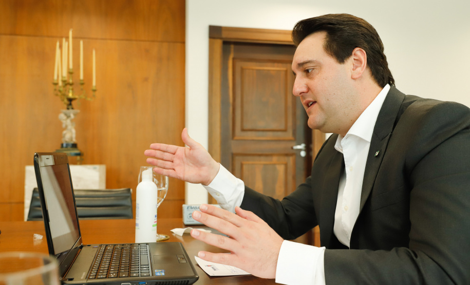 O governador Carlos Massa Ratinho Junior fez uma videoconferência nesta terça-feira (12) com o grupo YPO (Young Presidents Organization) e apresentou um panorama das principais ações do Estado na área da saúde e as perspectivas de retomada da economia depois do pico da Covid-19.