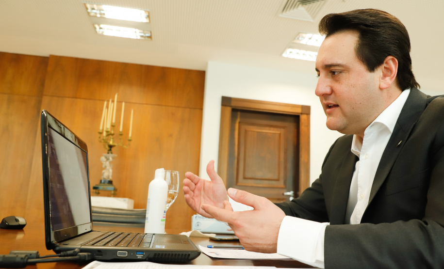 O governador Carlos Massa Ratinho Junior fez uma videoconferência nesta terça-feira (12) com o grupo YPO (Young Presidents Organization) e apresentou um panorama das principais ações do Estado na área da saúde e as perspectivas de retomada da economia depois do pico da Covid-19.