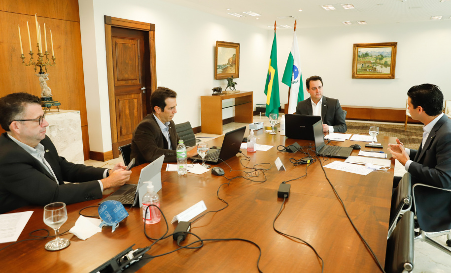 O governador Carlos Massa Ratinho Junior fez uma videoconferência nesta terça-feira (12) com o grupo YPO (Young Presidents Organization) e apresentou um panorama das principais ações do Estado na área da saúde e as perspectivas de retomada da economia depois do pico da Covid-19.