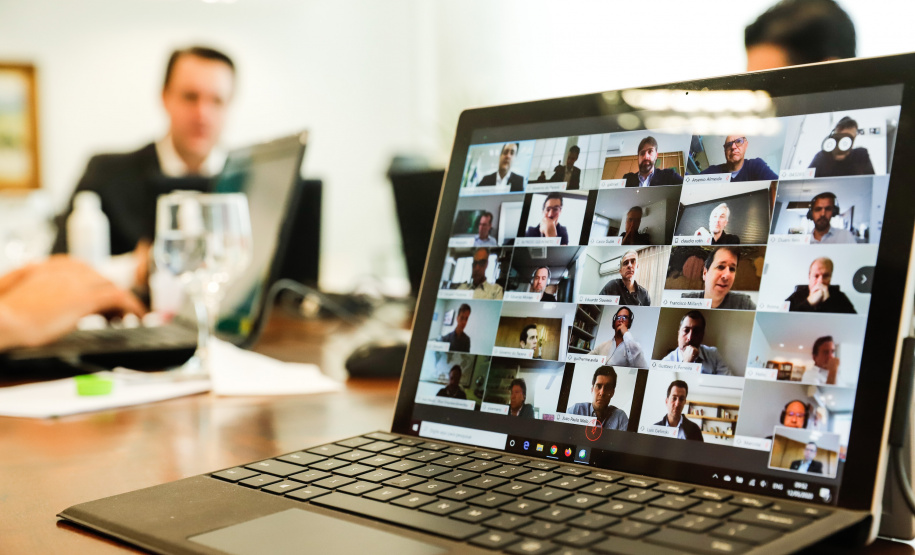 O governador Carlos Massa Ratinho Junior fez uma videoconferência nesta terça-feira (12) com o grupo YPO (Young Presidents Organization) e apresentou um panorama das principais ações do Estado na área da saúde e as perspectivas de retomada da economia depois do pico da Covid-19.