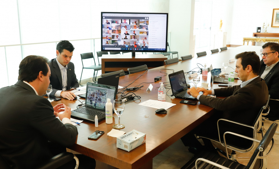 O governador Carlos Massa Ratinho Junior fez uma videoconferência nesta terça-feira (12) com o grupo YPO (Young Presidents Organization) e apresentou um panorama das principais ações do Estado na área da saúde e as perspectivas de retomada da economia depois do pico da Covid-19.