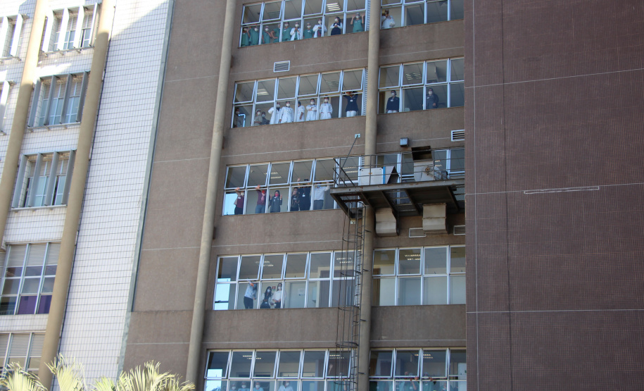 Banda de Música da PM faz homenagem para enfermeiros do Hospital da PM no Dia Internacional da Enfermagem. Foto:PMPR