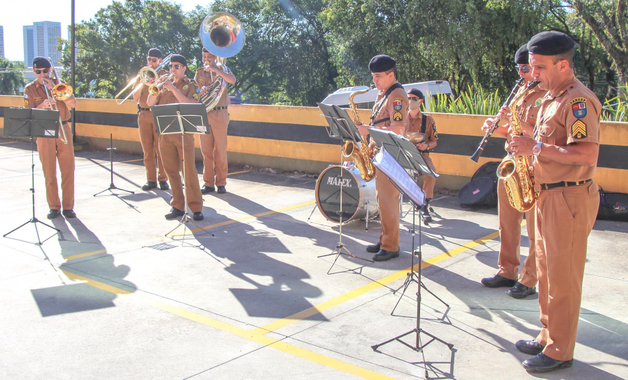 Banda de Música da PM faz homenagem para enfermeiros do Hospital da PM no Dia Internacional da Enfermagem. Foto:PMPR