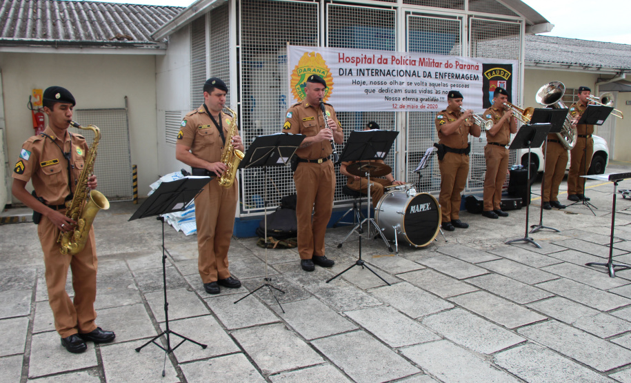 Banda de Música da PM faz homenagem para enfermeiros do Hospital da PM no Dia Internacional da Enfermagem. Foto:PMPR