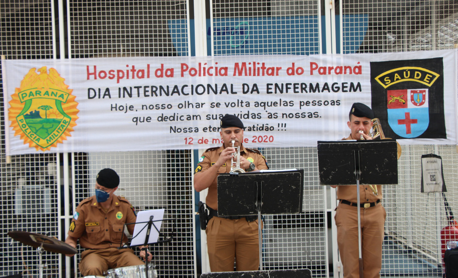 Banda de Música da PM faz homenagem para enfermeiros do Hospital da PM no Dia Internacional da Enfermagem. Foto:PMPR