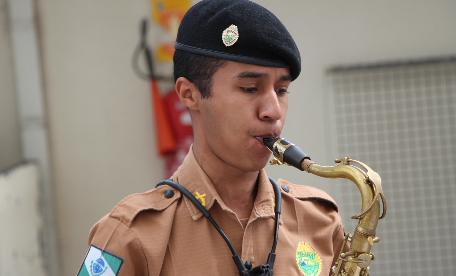 Banda de Música da PM faz homenagem para enfermeiros do Hospital da PM no Dia Internacional da Enfermagem. Foto:PMPR
