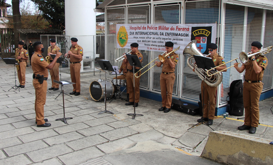Banda de Música da PM faz homenagem para enfermeiros do Hospital da PM no Dia Internacional da Enfermagem. Foto:PMPR