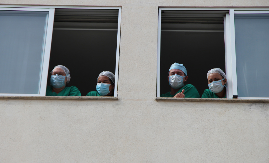 Banda de Música da PM faz homenagem para enfermeiros do Hospital da PM no Dia Internacional da Enfermagem. Foto:PMPR