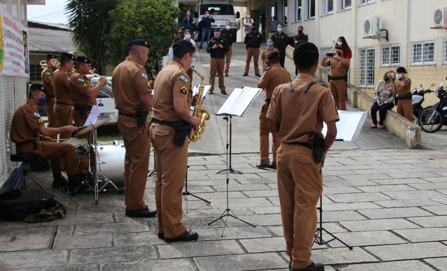 Banda de Música da PM faz homenagem para enfermeiros do Hospital da PM no Dia Internacional da Enfermagem. Foto:PMPR