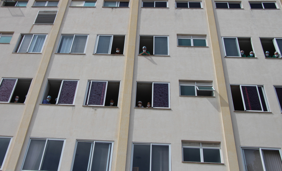 Banda de Música da PM faz homenagem para enfermeiros do Hospital da PM no Dia Internacional da Enfermagem. Foto:PMPR