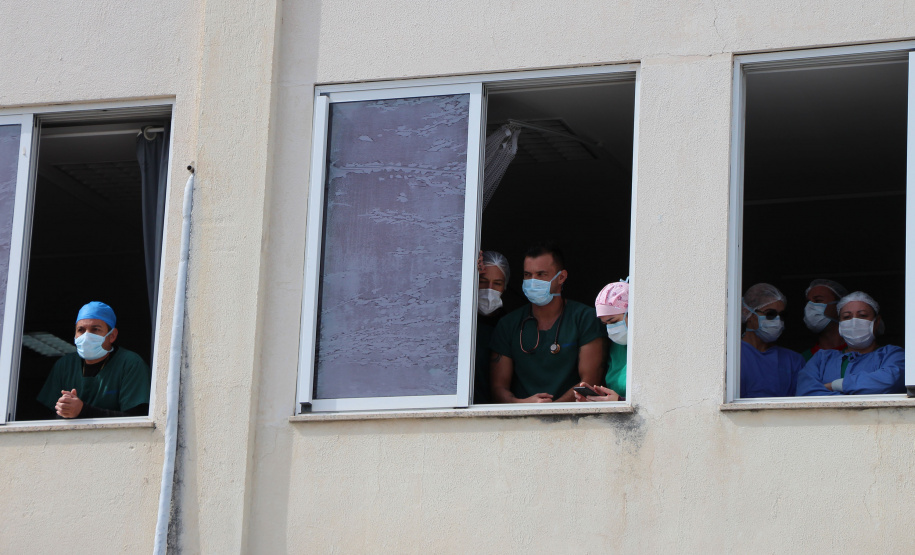 Banda de Música da PM faz homenagem para enfermeiros do Hospital da PM no Dia Internacional da Enfermagem. Foto:PMPR