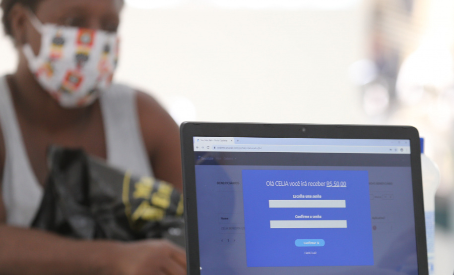 Comida Boa Entrega Cartao Comida Boa nesta terça-feira (12), em Marialva. O programa visa atender pessoas em vulnerabilidade social durante a Pandencia de Covid19. 12/05/2020 - Foto: Geraldo Bubniak/AEN