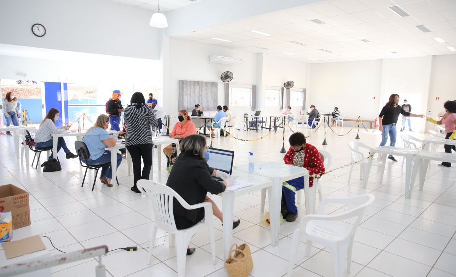 Comida Boa Entrega Cartao Comida Boa nesta terça-feira (12), em Marialva. O programa visa atender pessoas em vulnerabilidade social durante a Pandencia de Covid19. 12/05/2020 - Foto: Geraldo Bubniak/AEN